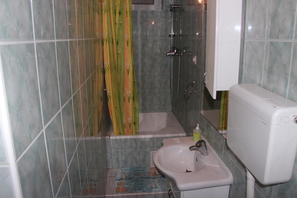 Guest House With Garden - Zuvan Split Extérieur photo