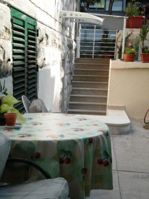 Guest House With Garden - Zuvan Split Extérieur photo
