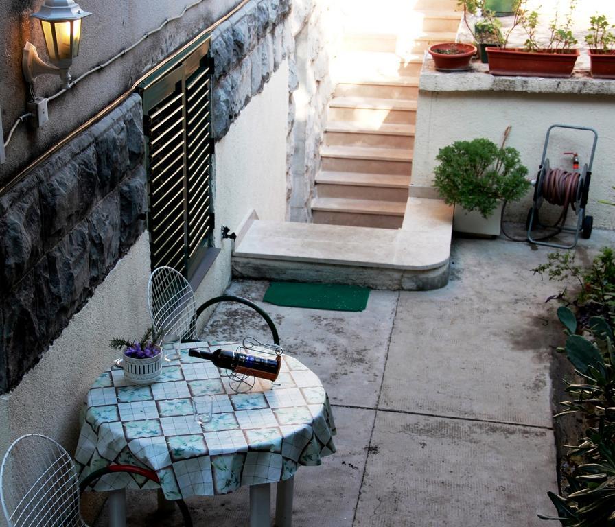 Guest House With Garden - Zuvan Split Extérieur photo