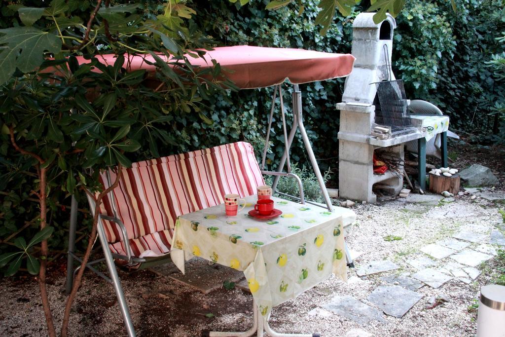 Guest House With Garden - Zuvan Split Extérieur photo