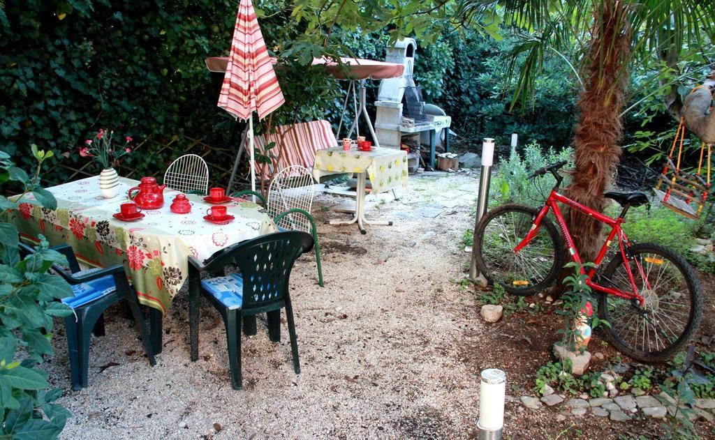 Guest House With Garden - Zuvan Split Extérieur photo