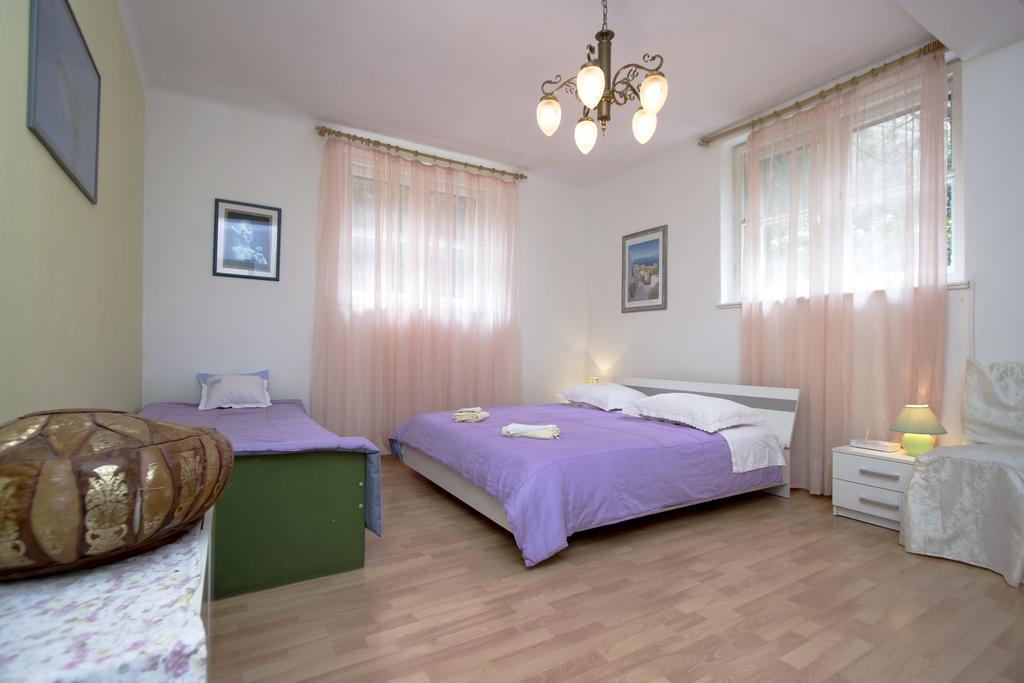 Guest House With Garden - Zuvan Split Extérieur photo