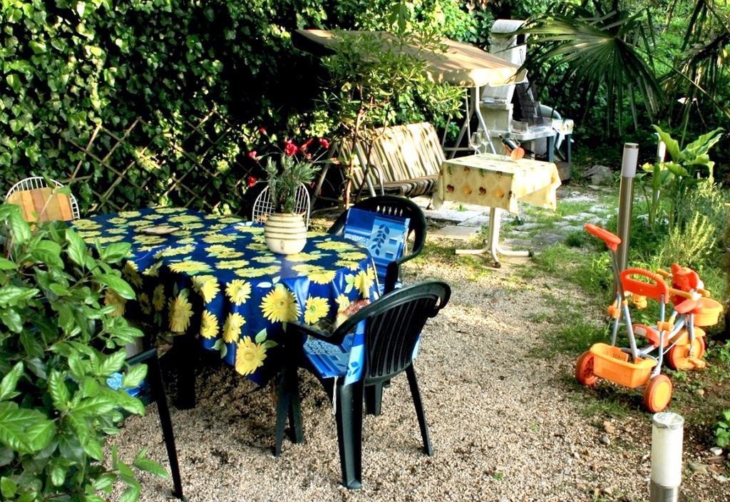 Guest House With Garden - Zuvan Split Extérieur photo