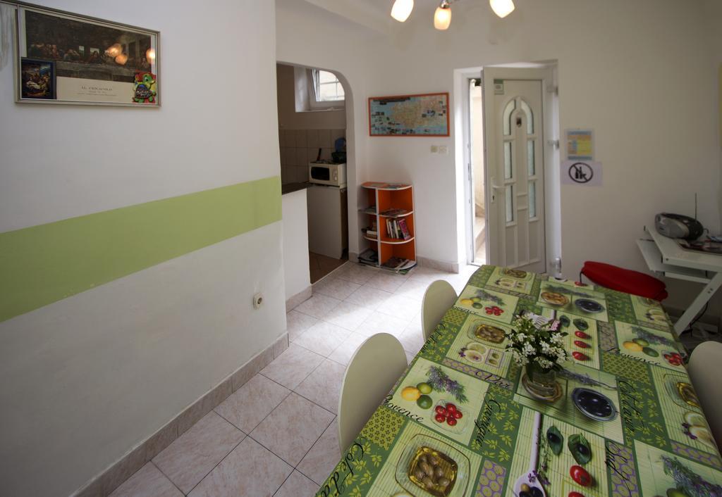 Guest House With Garden - Zuvan Split Extérieur photo