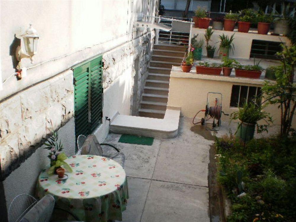 Guest House With Garden - Zuvan Split Extérieur photo