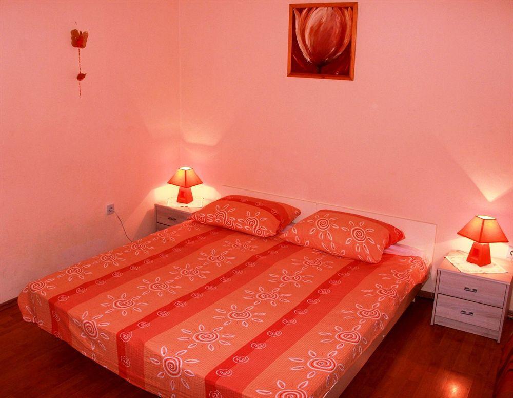 Guest House With Garden - Zuvan Split Extérieur photo