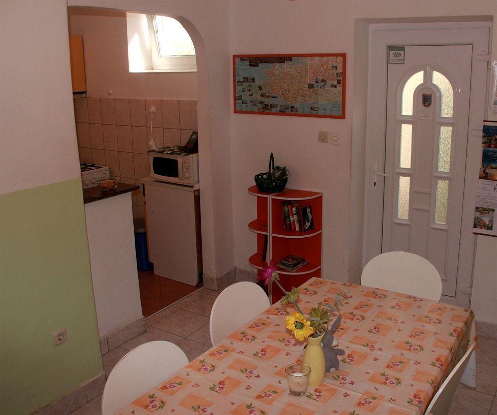 Guest House With Garden - Zuvan Split Extérieur photo