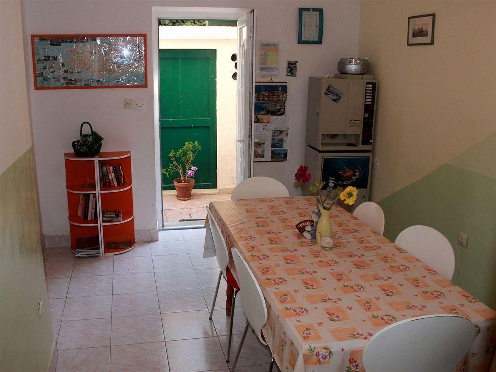 Guest House With Garden - Zuvan Split Extérieur photo