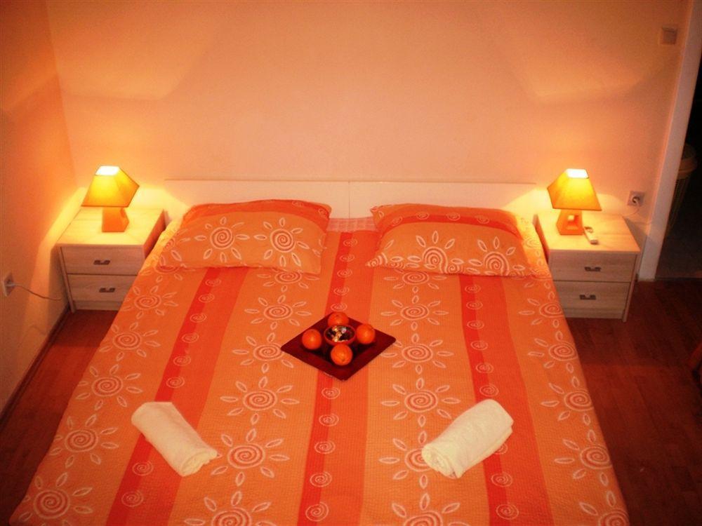 Guest House With Garden - Zuvan Split Extérieur photo