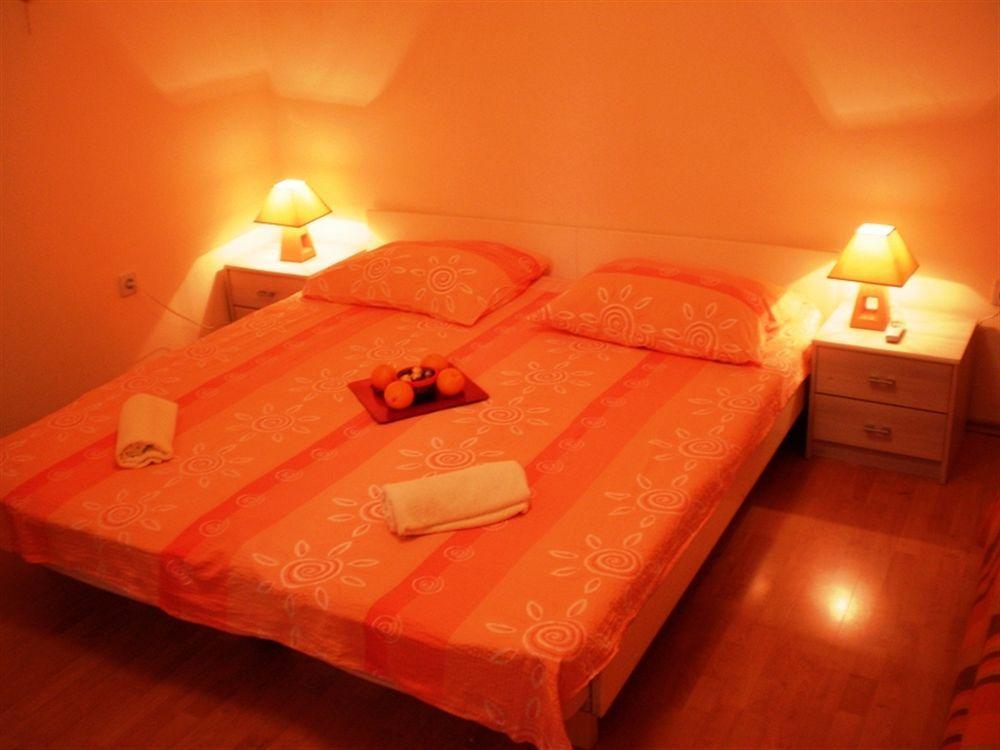 Guest House With Garden - Zuvan Split Extérieur photo