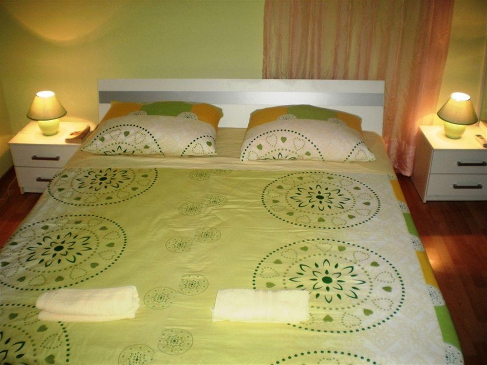 Guest House With Garden - Zuvan Split Extérieur photo