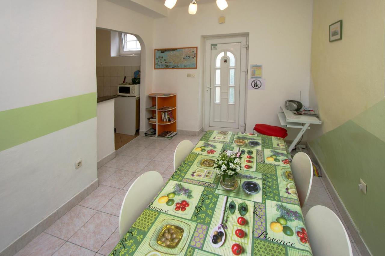 Guest House With Garden - Zuvan Split Extérieur photo